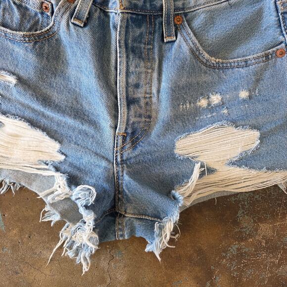 Levis 501 Jean Shorts Size 24 Distressed Denim Button Fly Shorty Cut Offs Womens - Picture 4 of 11